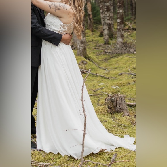 A-Line Wedding Dress w/ Sequin and Lace Detailing (Vintage Style Button-Up Back) - Picture 6 of 7